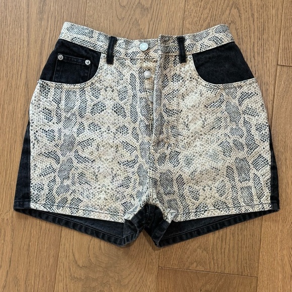EUC VINTAGE 90s JORDACHE High Waisted Denim Shorts - Black & Snakeskin - Size 25 - Picture 2 of 9